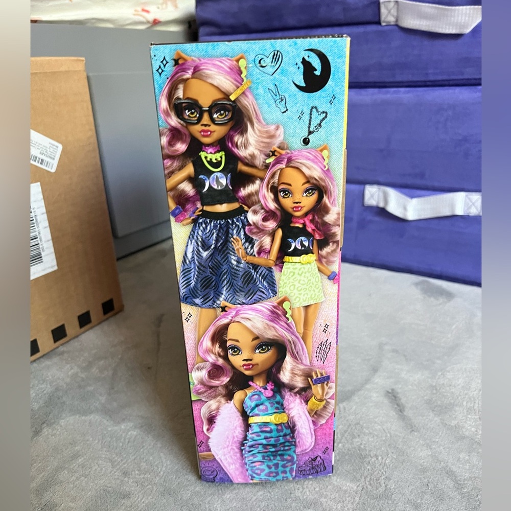 Monster High Doll & Playset, Clawdeen Wolf Boo-tique Studio with Accessories - Picture 6 of 10